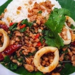 กะเพราพริกแห้งหมูสับ+ปลาหมึก