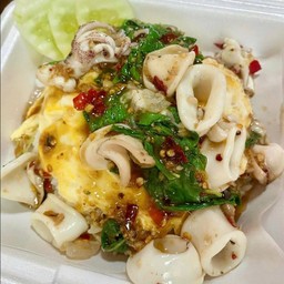กะเพราปลาหมึก ฟรีไข่ดาว