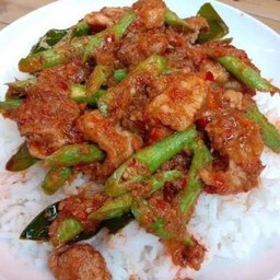 ข้าวราดผัดพริกแกงถั่วฝักยาว
