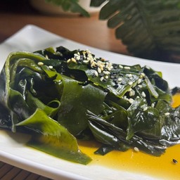 สลัดสาหร่ายวากาเมะ  Wakame seaweed salad