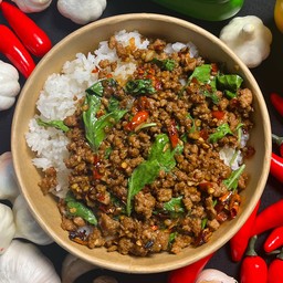 ข้าวผัดกะเพราเนื้อแกะนิวซีแลนด์