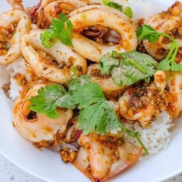 ปลาหมึกกระเทียม ฟรีไข่ดาว