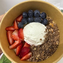 กรีกโยเกิตย์ 1 สกูป กับสตอเบอรี่ บลูเบอรี่ และกราโนล่า