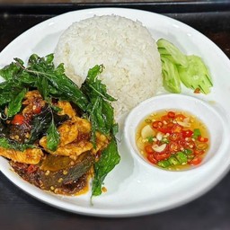 กะเพราไข่เยี่ยวม้าหมูชิ้น