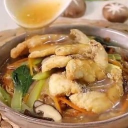Crispy Fried Sea Bass with Gravy Noodles Plus Fondue 繁體中文 ราดหน้าปลากะพงทอดชีส