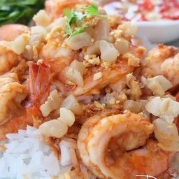ข้าวกุ้งทอดกระเทียม