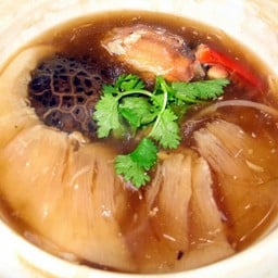 Braised Shark Fin Soup With Fondue
 红烧鱼翅 หูฉลามน้ำแดงฟองดูว์
