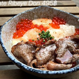 ข้าวหน้าซูชิเนื้อสไลซ์ย่างและโฮตาเตะ