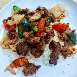 เนื้อแดดเดียวคั่วพริกแห้งราดข้าว (ที่ร้านใช้เนื้อติดมันเท่านั้นค่ะ)