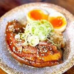ข้าวหน้าหมูสามชั้นตุ๋นเบริ์นไฟ