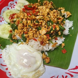 ข้าวราดกระเพราไก่ ไข่ดาว