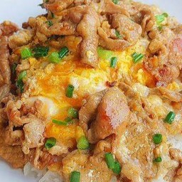ข้าวหมูกระเทียมไข่ขยี้