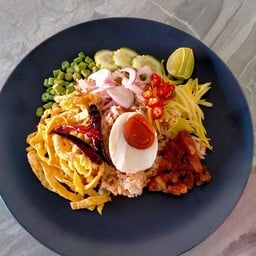 ข้าวคลุกน้ำพริกกุ้งเสียบทรงเครื่อง