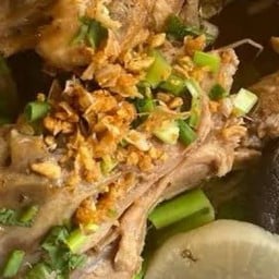 ก๋วยเตี๋ยวโครงไก่ ลุงยาวเบียร์วุ้น