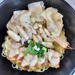 บะหมี่เกี๊ยวปูหมูกรอบ