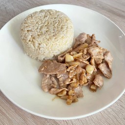 ผัดกระเทียมพริกไทยราดข้าว