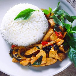 ข้าวราดพริกโหระพา