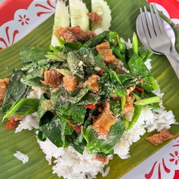 ข้าวราดคะน้าหมูกรอบ ไข่ดาว