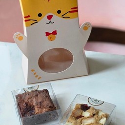 บราวนี่และบลอนดี้(raspberry&macadamia) 2 ชิ้น ในกล่อง Mustard cat