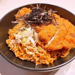 มาม่าเกาหลีซอสเผ็ด+ไก่กรอบ