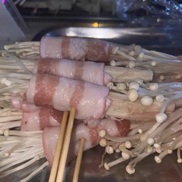 สามชั้นพันเห็ดเข็มทอง