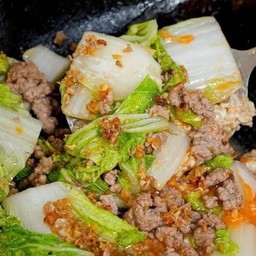 ผักกาดขาวคั่วหมูสับราดข้าว