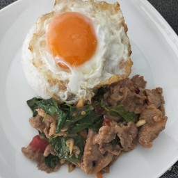 ข้าวกะเพราหมูชิ้น