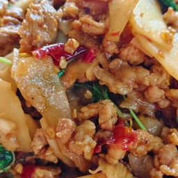 ข้าวกะเพราเนื้อชิ้น+หมูสับ( ใส่หน่อไม้ดอง)