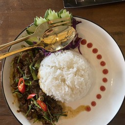 ผัดพริกแกงใต้ราดข้าว