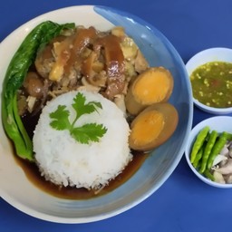 ขาหมูตุ๋นน้ำแดงราดข้าว