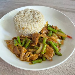 ผัดเครื่องแกงราดข้าว