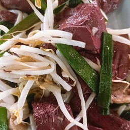 ผัดเลือดหมูถั่วงอก