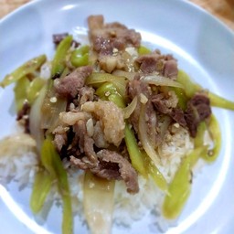 ผัดพริกหยวกเนื้อราดข้าว (ที่ร้านใช้เนื้อติดมันเท่านั้นค่ะ)