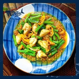 ปูก้อนจัมโบ้ผัดพริกเหลือง