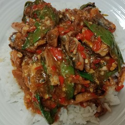 กะเพรา ปลากระป๋อง ราดข้าว