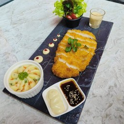 สลัดมันบดหมูทอดคุโรบุตะสไตล์ญี่ปุ่น