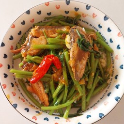 ผัดผักบุ้งปลากระป๋องราดข้าว