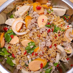 ยำมาม่าหมูสับ+ หมูยอ