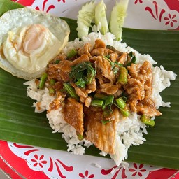 ข้าวราดพริกแกงหมู ไข่ดาว