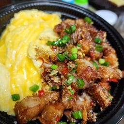 ข้าวหมูสามชั้นคั่วพริกเกลือ