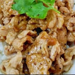 ข้าวหมูกระเทียม