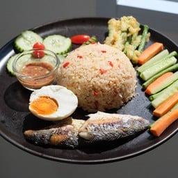 ข้าวผัดน้ำพริกลงเรือ (กะปิปลาทู)