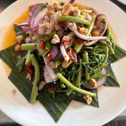 ยำกระเฉด (พี่เหมย)