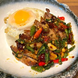 ข้าวกระเพราคอหมูย่าง