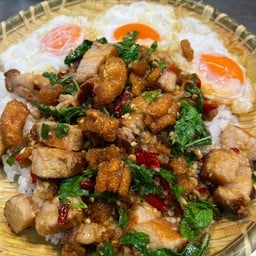 กะเพราถาด หมูกรอบ