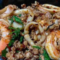 กุ้ง,ปลาหมึก,หมูสับ ผัดกะเพราราดข้าว
