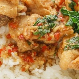 กระเพราไก่ทอดราดข้าว...จุกๆ