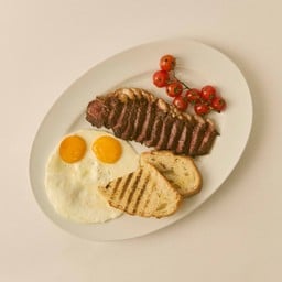 สเต็กเนื้อวากิว พร้อมไข่ดาว มะเขือเทศย่าง และขนมปัง