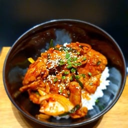 ข้าวหน้าหมูซอสเผ็ดเกาหลี