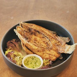 ปลากะพงทอดราดซอสน้ำปลา